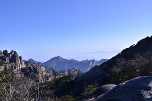 壮丽山景 蓝天映衬奇峰