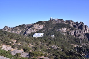 壮丽山峦与山间绿意景观