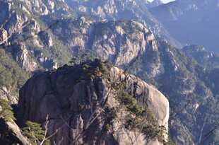 巍峨壮丽的山景奇观