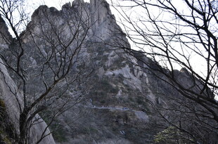 巍峨山峰景色壮丽