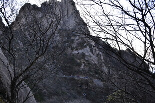 巍峨山峰尽显自然之美