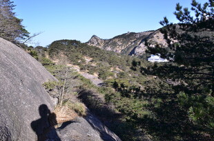 山间徒步者 赏秀丽景致