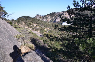 山间徒步者的身影与景致