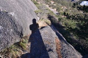 山间徒步者穿行于巨石间