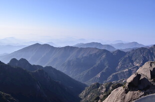 壮丽山景 云雾缭绕间