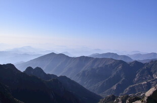 壮丽群山蓝天美景