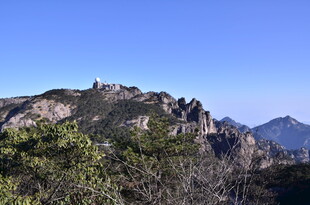 巍峨山峦间的葱郁景致