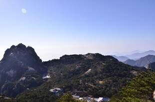 壮丽山景 蓝天映衬奇峰