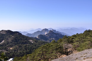 山峦葱郁的壮美自然风光