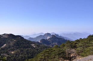 山峦葱郁间的壮阔远景