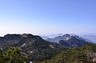 壮丽山景现于晴空之下