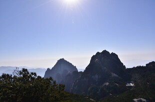 阳光下的巍峨山峰