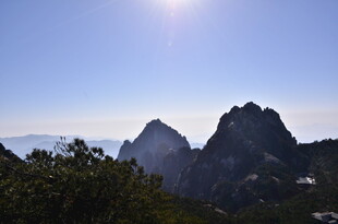 阳光下的巍峨山峰