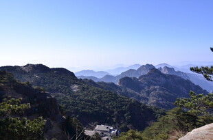 壮美山景 蓝天映衬奇峰