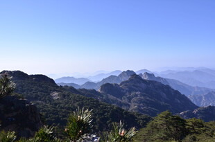 壮丽山景 蓝天映衬绿意