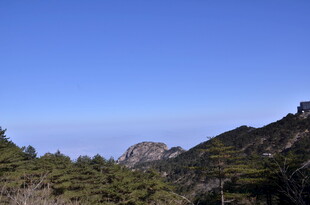 山峦蓝天间的自然景致