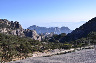 山间公路旁的壮丽山景