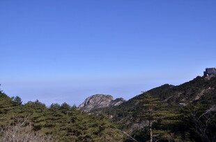 山峦蓝天间的自然景致