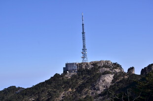 山顶高耸的通信铁塔