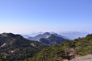 山峦云海间的壮美风光