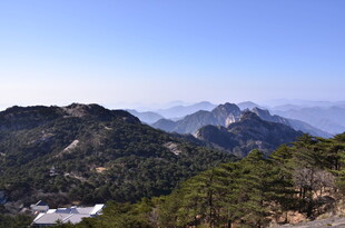 山峦叠翠的秀丽自然风光