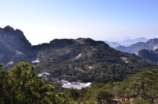 山峦葱郁间的山间景致