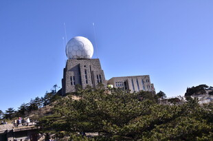 山顶雷达建筑