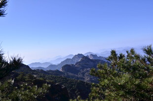 青山蓝天间的秀丽山景