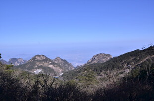 壮丽山景 蓝天映衬绿意