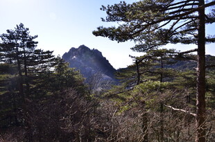 山林间的巍峨山峰