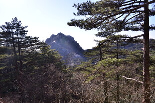 山林间的巍峨山峰