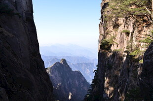 峡谷间的壮丽山景
