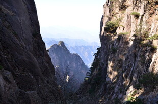 峡谷间壮丽的山景奇观