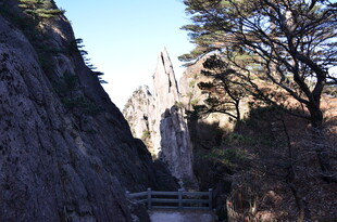 山间狭窄通道风景