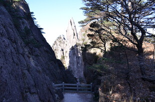 山间狭窄栈道风景