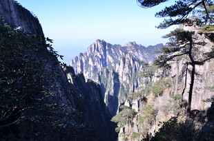 黄山奇峰峻岭风景图