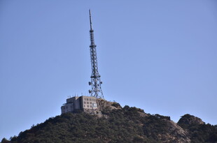 山顶上的高耸通信塔