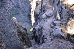 峡谷岩壁缝隙景色