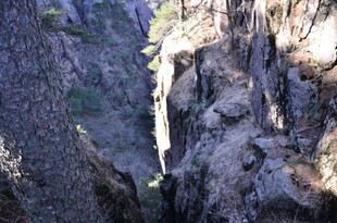 峡谷峭壁间的自然奇观