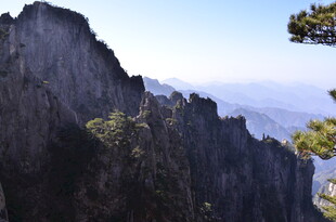 巍峨峻峭的壮丽山峰