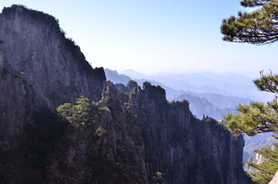 巍峨险峻的壮丽山景