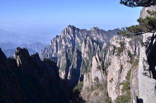 壮丽黄山山峰全景图