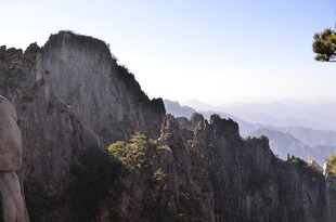 巍峨峻峭的壮丽山峰