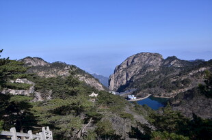 壮美山景与山间湖泊