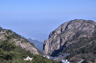 巍峨山峦间的自然景致