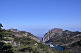 壮美山景与湖的秀丽风光