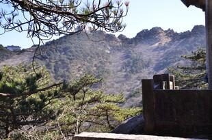 山间楼阁望壮丽山峦