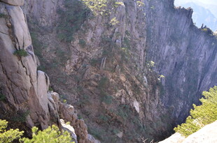 险峻壮观的陡峭山崖