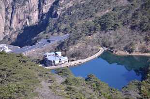 山间湖畔小屋美景