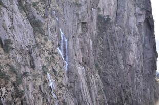 陡峭险峻的高山岩壁